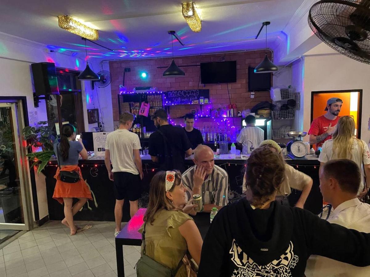 Revolution Hostel Чиангмай Екстериор снимка